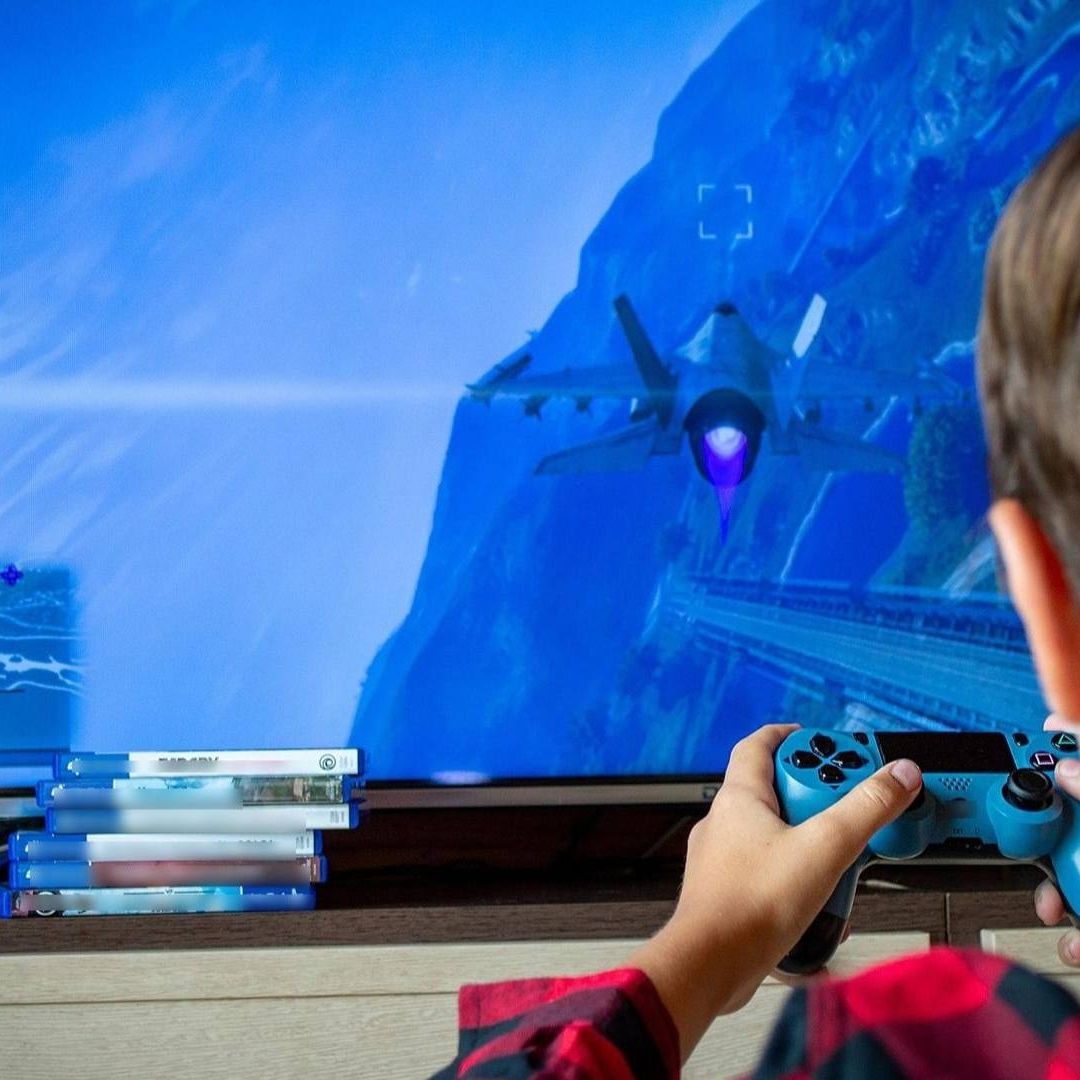 Niño jugando videojuego