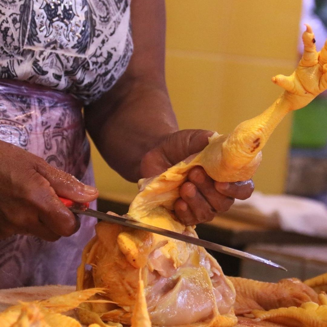El pollo es uno de los productos que bajaron de precio, en México