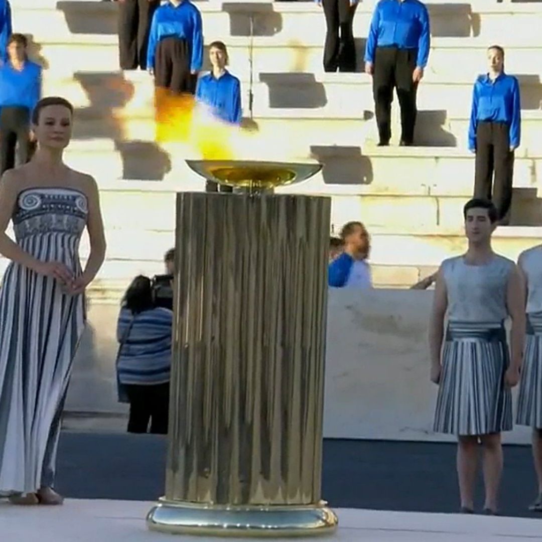 Así Fue la Emotiva Entrega de la Antorcha Olímpica de Grecia a Francia