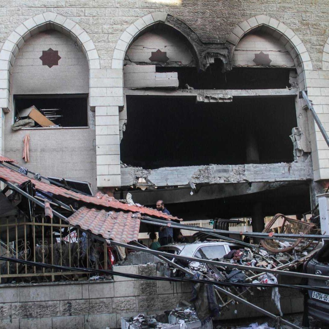 Ataque Israelí a una Escuela en la Franja de Gaza Deja Más de 100 Muertos