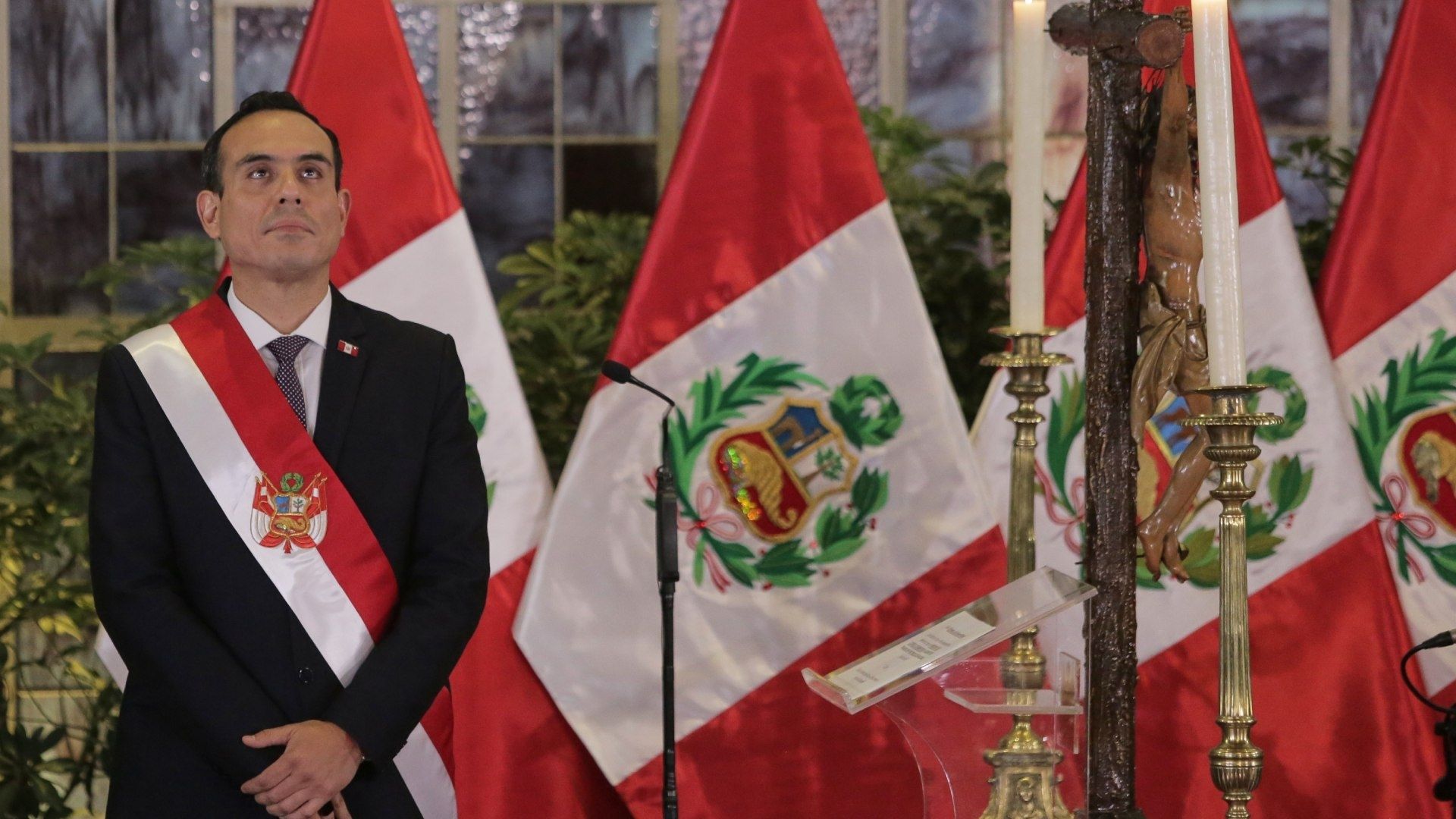 El presidente interino aseguró que hay posibilidad de entrar a la embajada mexicana.
