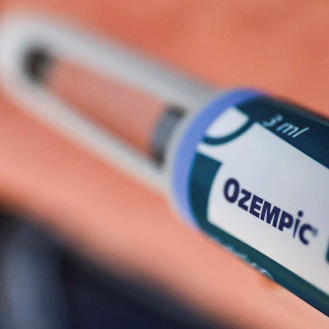 Un hombre se inyecta el medicamento Ozempic para tratar la diabetes tipo 2 en enero 2025. Foto: AP | Archivo