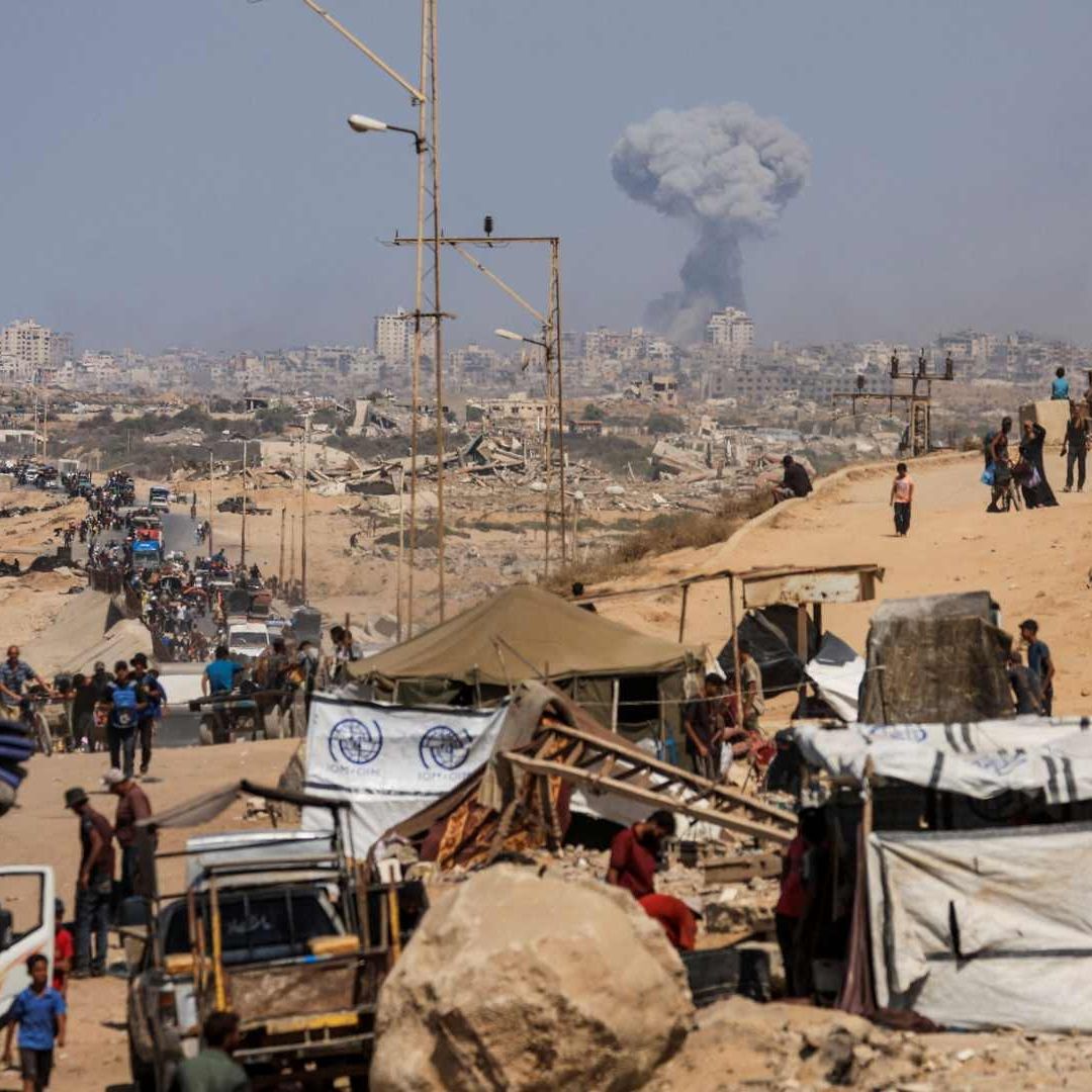Humo se eleva luego de un ataque israelí, mientras palestinos huyen del norte de Gaza
