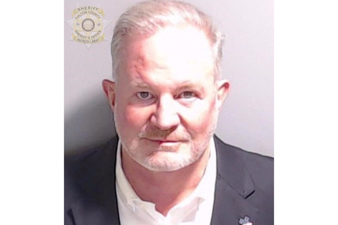Scott Hall, de 59 años, se declaró culpable de cinco cargos de conspiración para interferir en las tareas electorales