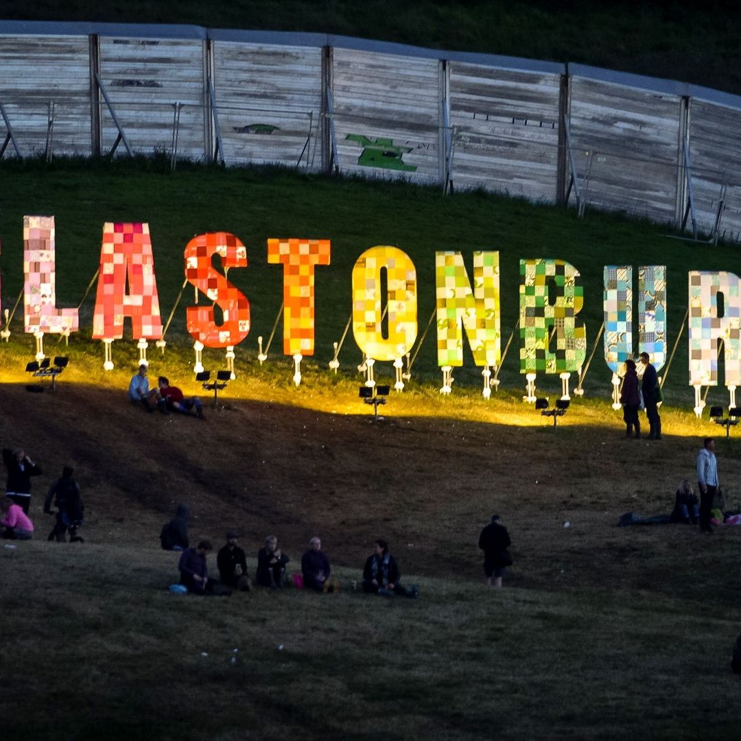 Stanley Donwood diseña cartel de Glastonbury 2025