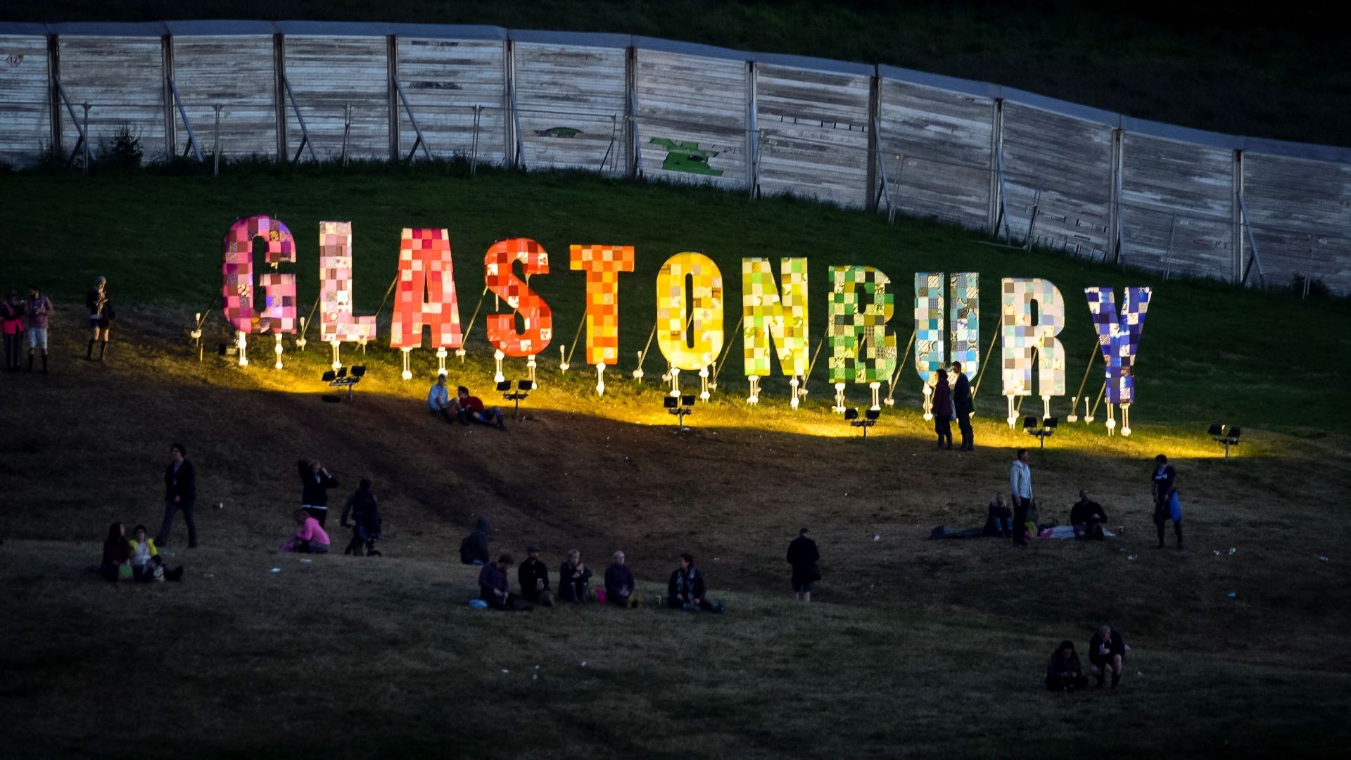 Stanley Donwood diseña cartel de Glastonbury 2025