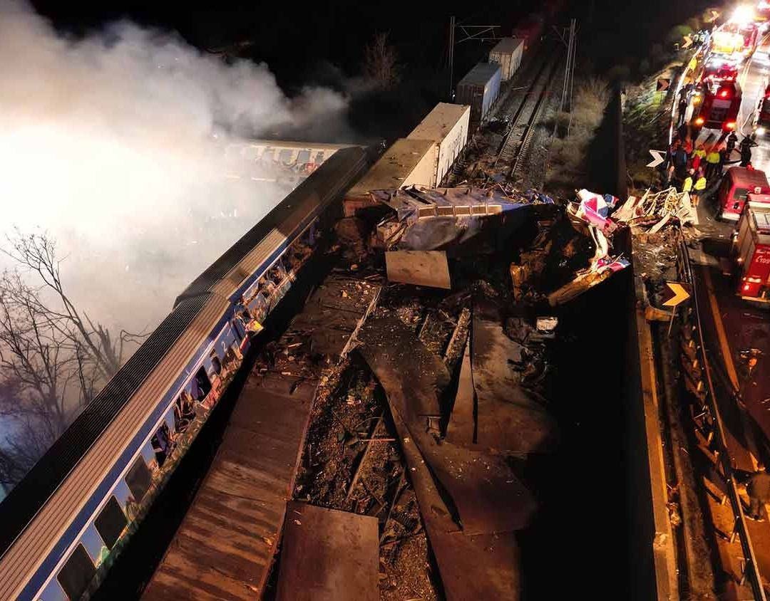 Un tren de carga y otro de pasajeros chocaron de frente, en Grecia