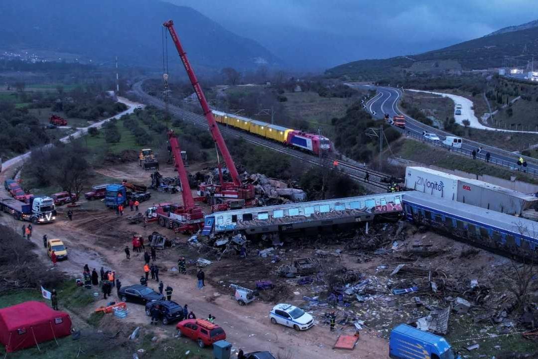 Se elevó a 57 el número de muertos por el choque de trenes en Grecia