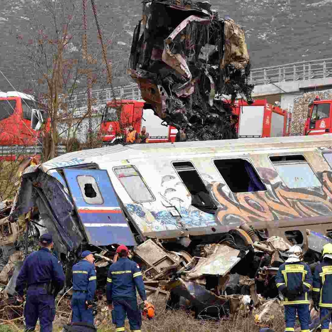 Familias de accidente de trenes en Grecia hacen fila para reconocer cuerpos