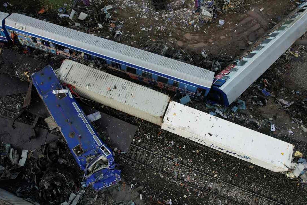 Autoridades informaron que concluyeron los trabajos de rescate por el choque de trenes en Larisa, Grecia