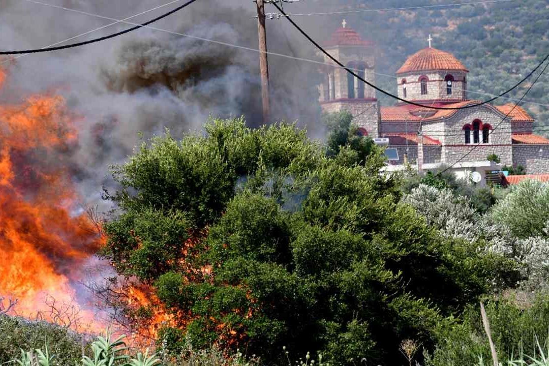 Evacuadas Miles de Personas por Incendios Forestales en Grecia