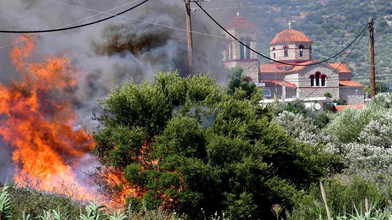 Evacuadas Miles de Personas por Incendios Forestales en Grecia