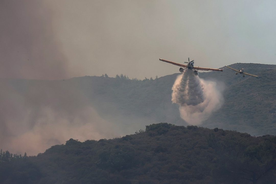 Un avión que combatía un incendio forestal se estrelló en Grecia; dos personas iban a bordo