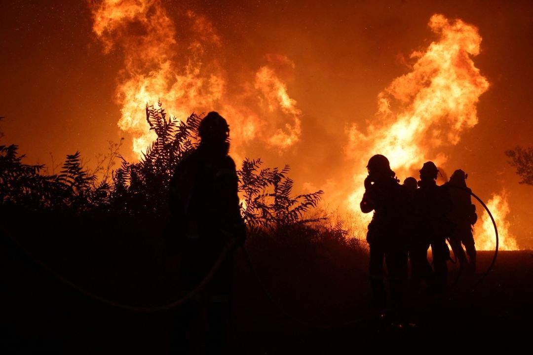 Mueren 18 migrantes por incendios forestales en Grecia