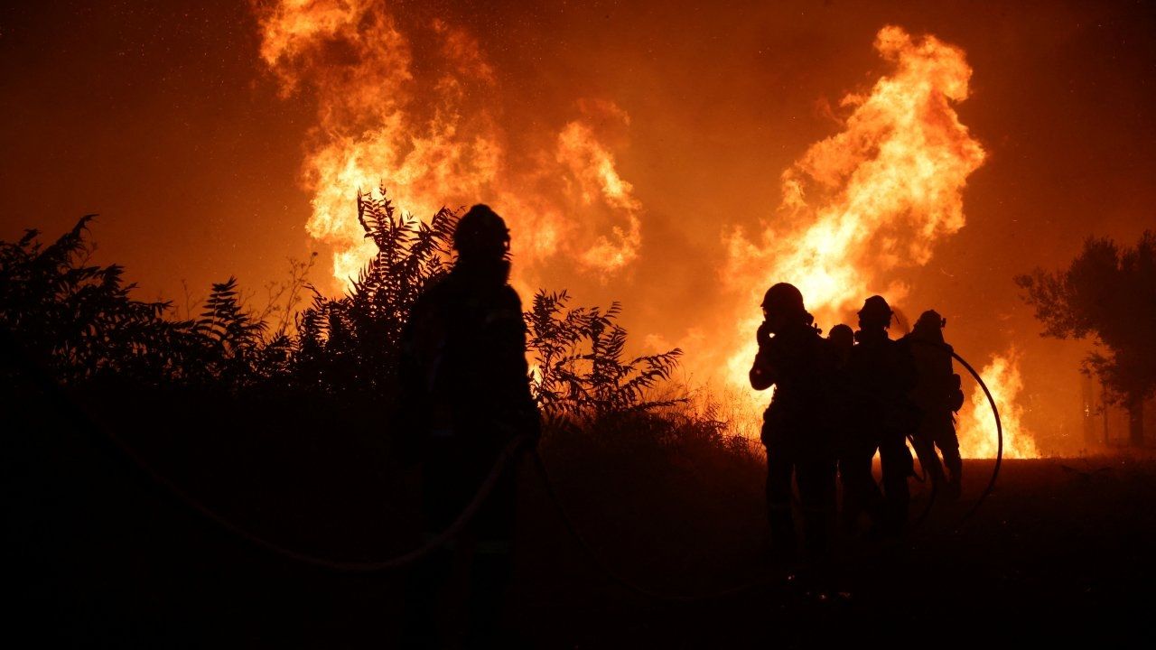 Mueren 18 migrantes por incendios forestales en Grecia