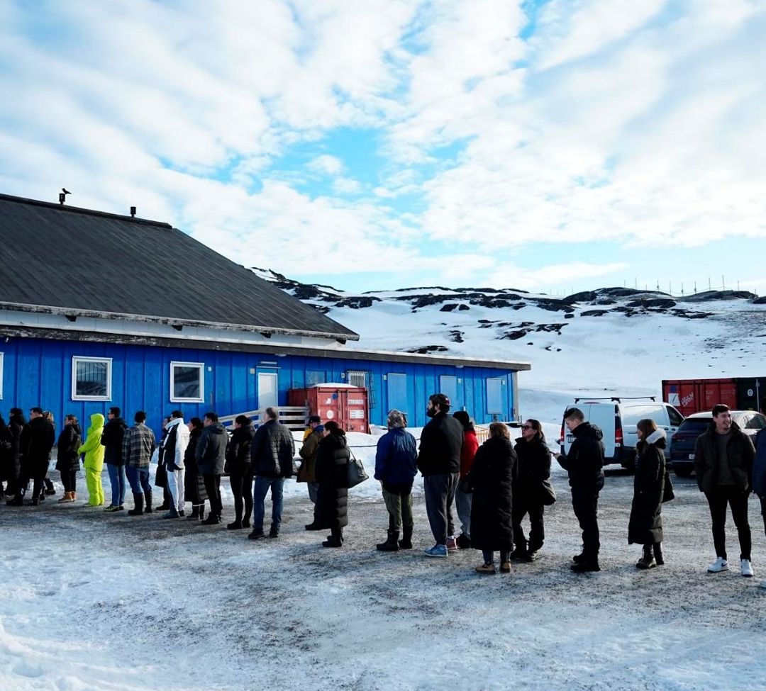 Habitantes de Groenlandia hacen fila para emitir su voto, en Nuuk