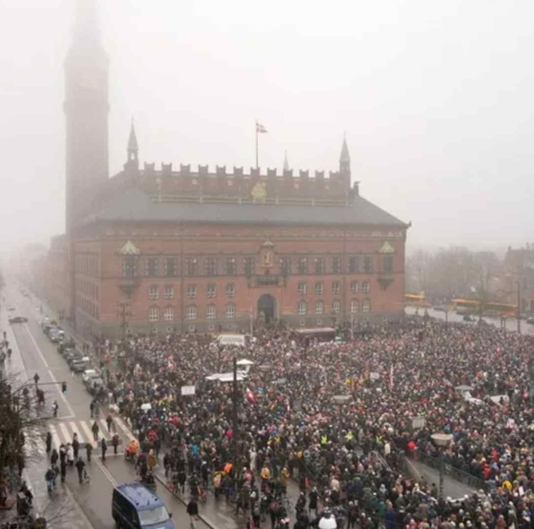 Miles de personas recorren Copenhague al grito de "Groenlandia no está en venta". Foto: EFE