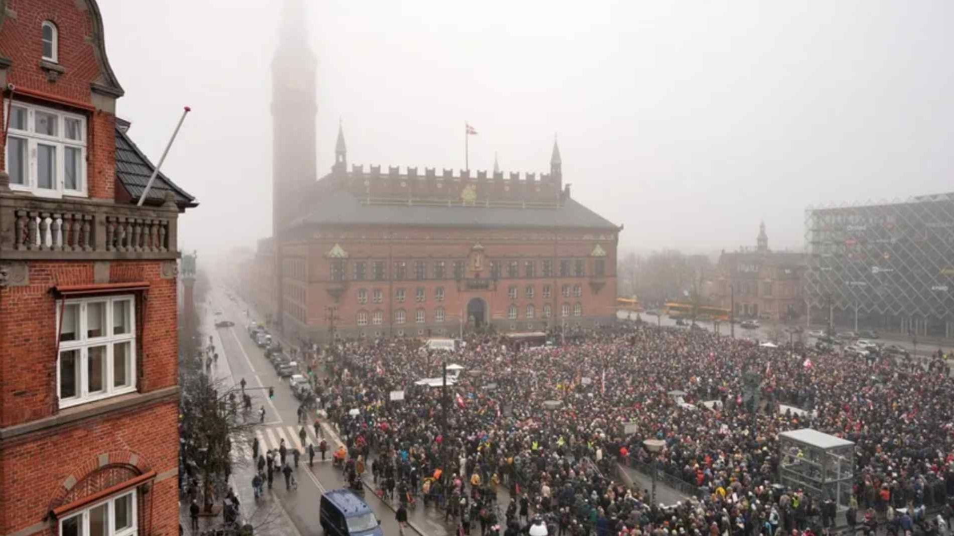 Miles de personas recorren Copenhague al grito de "Groenlandia no está en venta". Foto: EFE