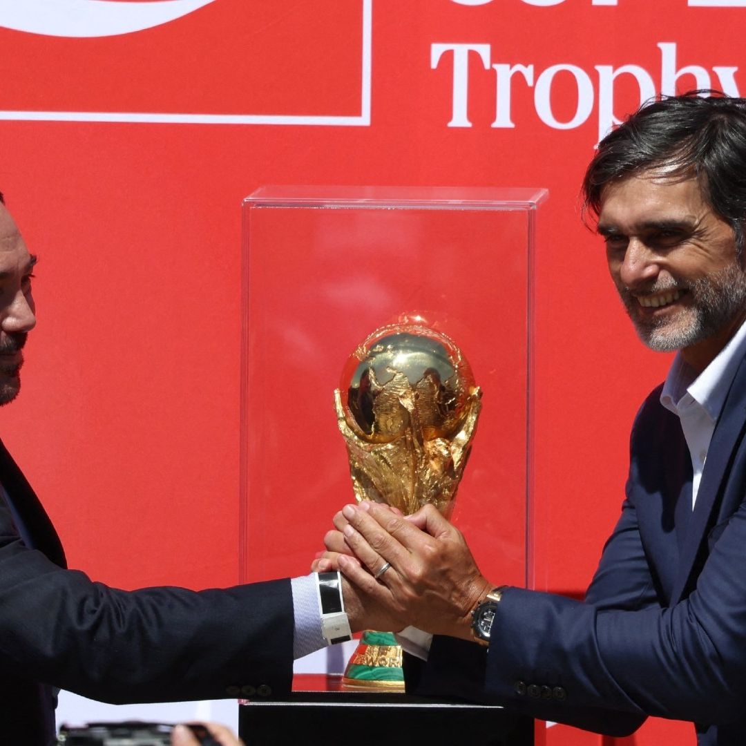 Hugo Sánchez estuvo presente en la ceremonia de recepción del trofeo de la Copa Mundial de la FIFA 2026 en el AIFA.