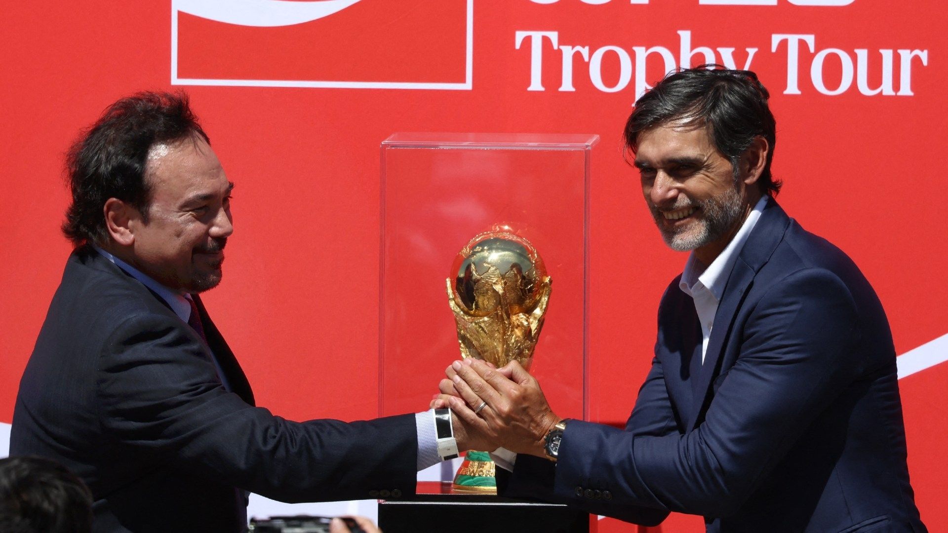 Hugo Sánchez estuvo presente en la ceremonia de recepción del trofeo de la Copa Mundial de la FIFA 2026 en el AIFA.