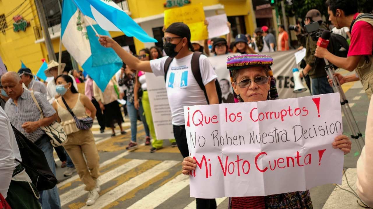 La decisión de las cortes de suspender los resultados, según expertos, podría tener como objetivo entorpecer el proceso electoral por la inconformidad de grupos afines al Gobierno de turno