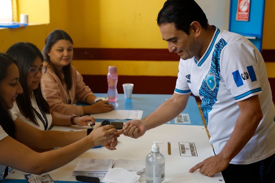 Los guatemaltecos acudían el domingo a las urnas para elegir en segunda vuelta a su presidente y vicepresidente