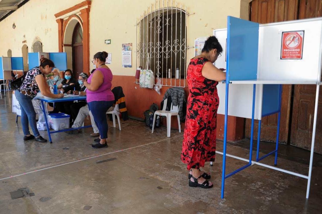 Los centros de votación de Guatemala han sido cerrados para iniciar el conteo de papeletas y elegir al próximo presidende de este país
