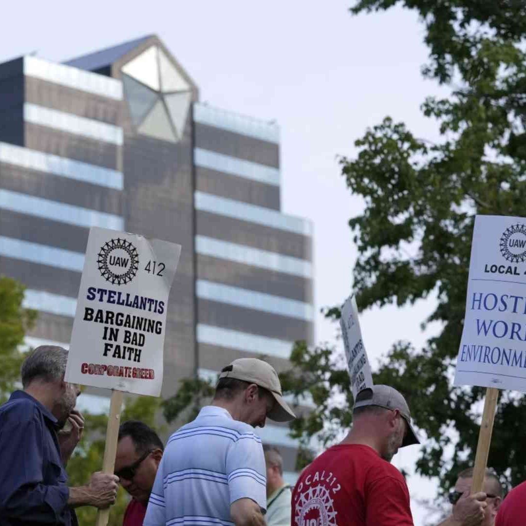 Trabajadores del sector automotriz en Estados Unidos se mantienen en huelga