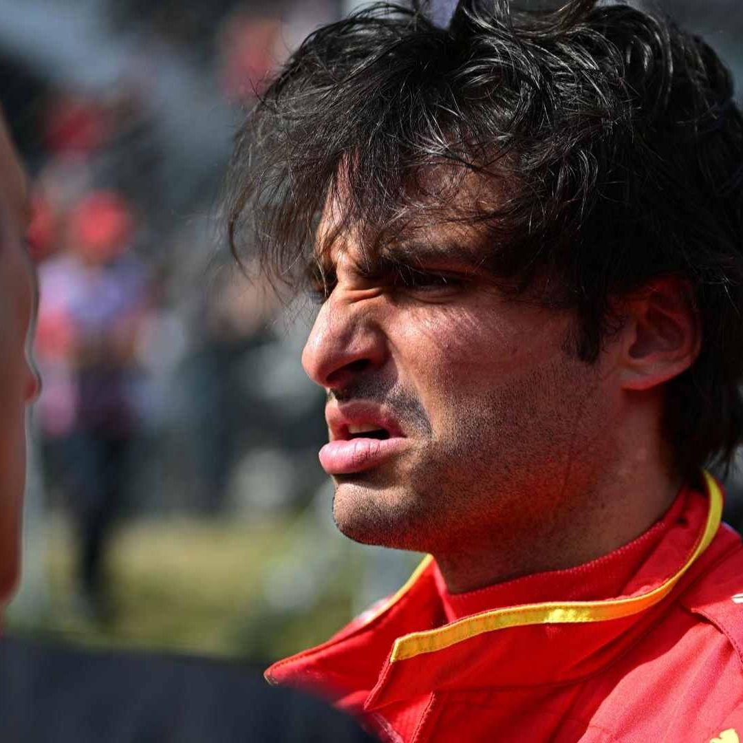 Carlos Sainz decidió dar persecusión a los jóvenes ladrones y logró detenerlos. Foto: EFE