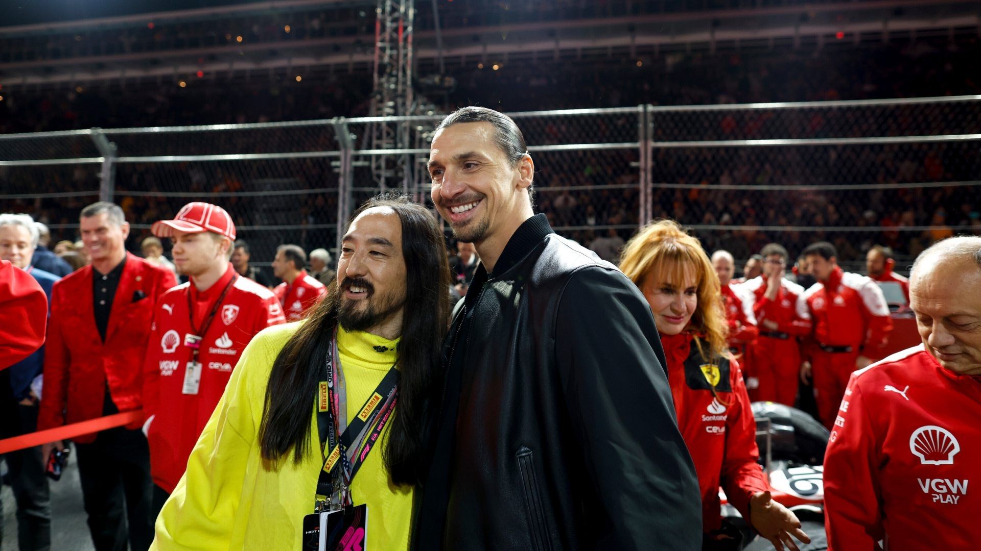 Steven Hiroyuki "Steve" Aoki y Zlatan Ibrahimovic en evento de la F1 en Las Vegas el 18 de noviembre de 2023.