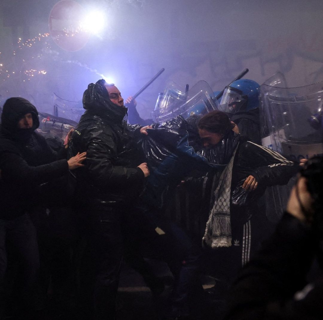 Policía y Manifestantes Chocan en Protesta Contra Juegos Olímpicos de Invierno y ICE en Milán