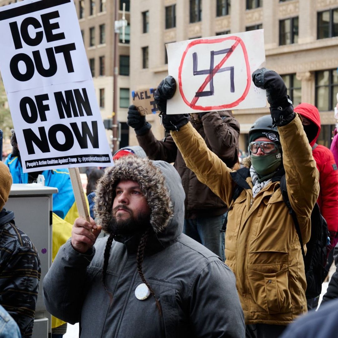 Escalan manifestaciones y tensiones en Minneapolis por ofensiva migratoria de Trump.