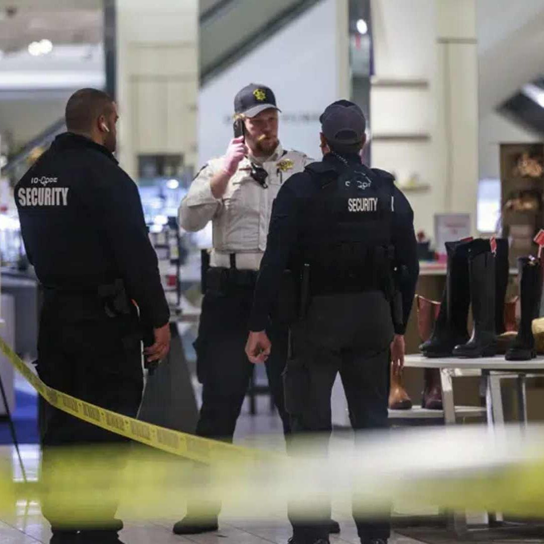 Policías dentro de centro comercial en Minnesota