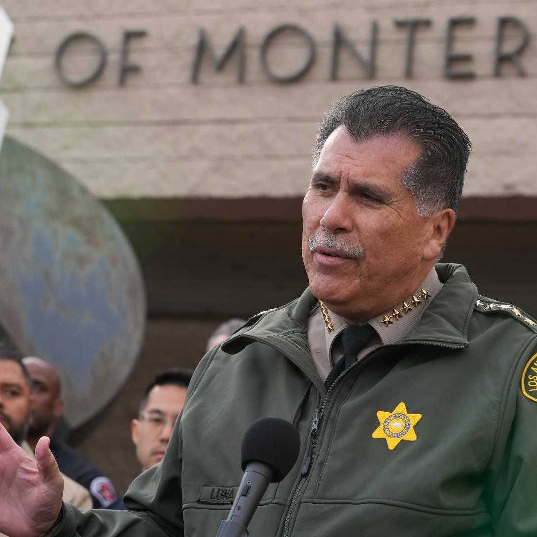 El sheriff Robert Luna indicó que la descripción del sospechoso corresponde a un hombre asiático