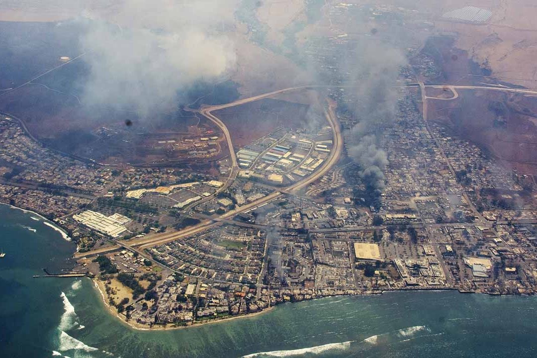 Vista aérea de daños causados por incendios forestales en Maui
