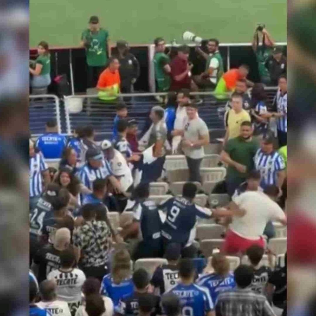 Aficionados de Rayados protagonizan pelea campal
