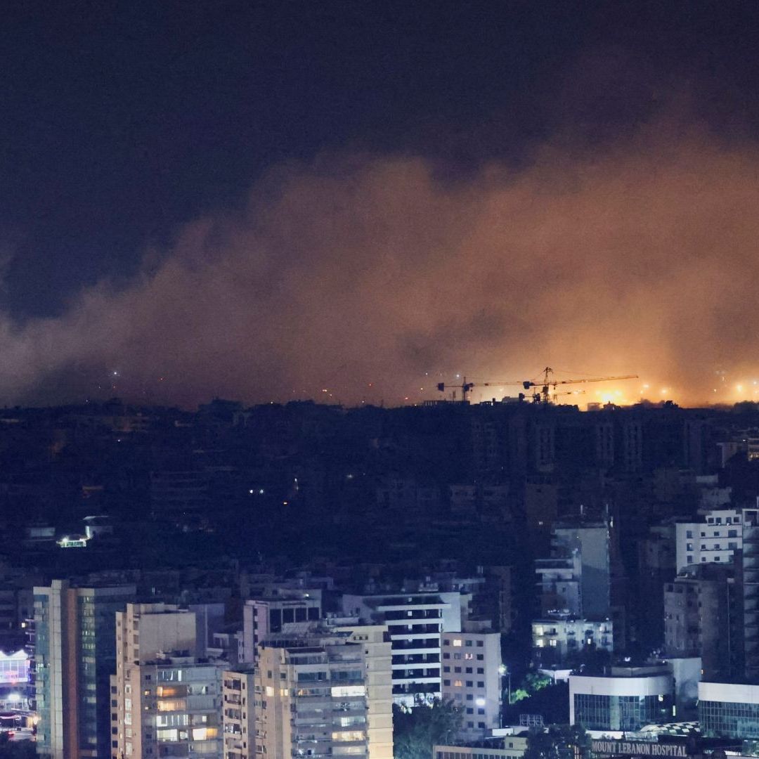El humo y llamas se elevan sobre Beirut después de un ataque, en medio de las hostilidades entre Hezbolá y el Ejército de Israel