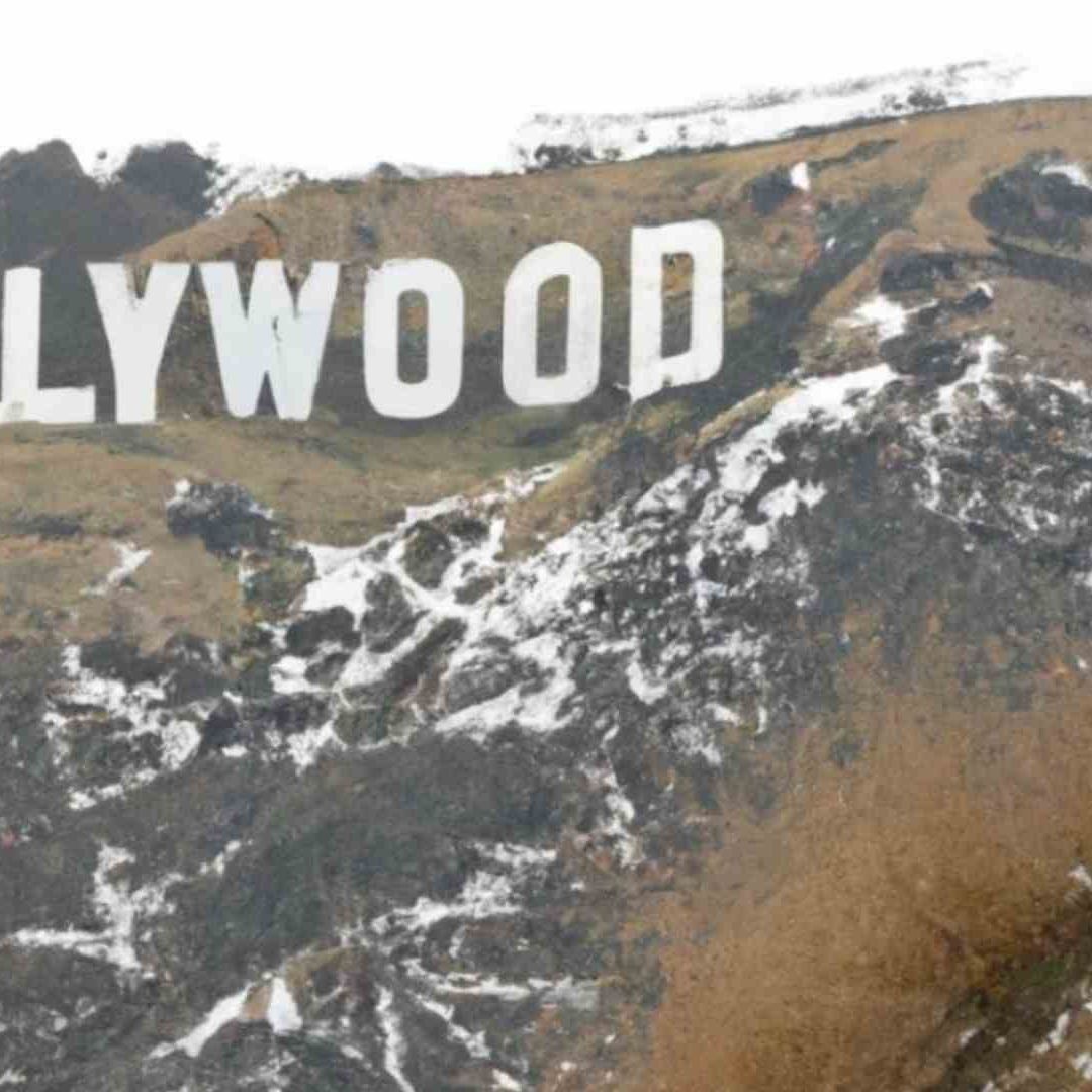 Caída de nieve en el letrero de Hollywood, en Los Ángeles, California