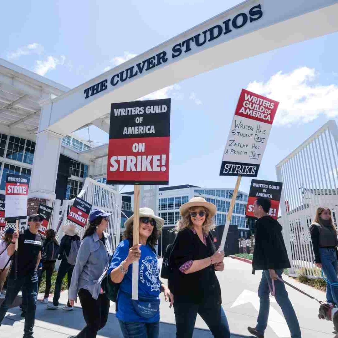 Integrantes de Sindicato de Guionistas de Estados Unidos protestan afuera de los Estuidos Culver, en California