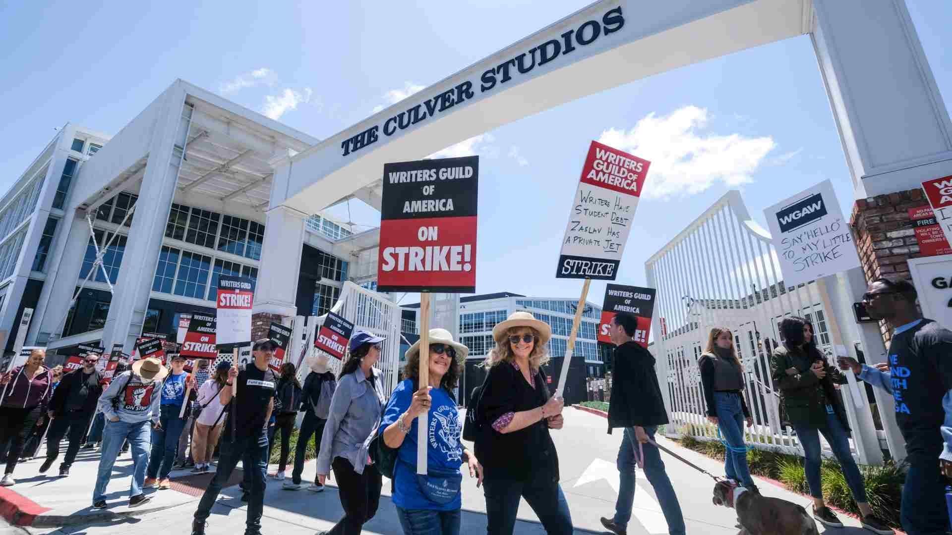 Integrantes de Sindicato de Guionistas de Estados Unidos protestan afuera de los Estuidos Culver, en California