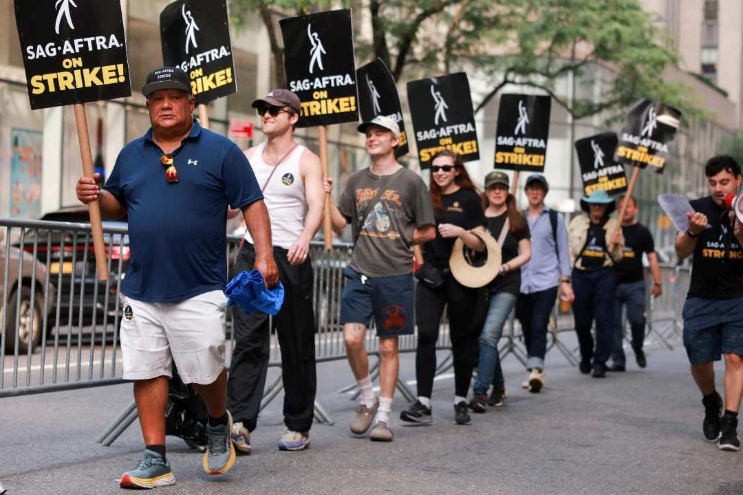 Prevén pérdidas millonarias por huelgas de guionistas y actores en Hollywood