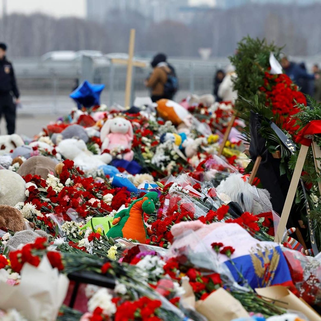 Colocan ofrendas florales a las víctimas del atentado en Moscú