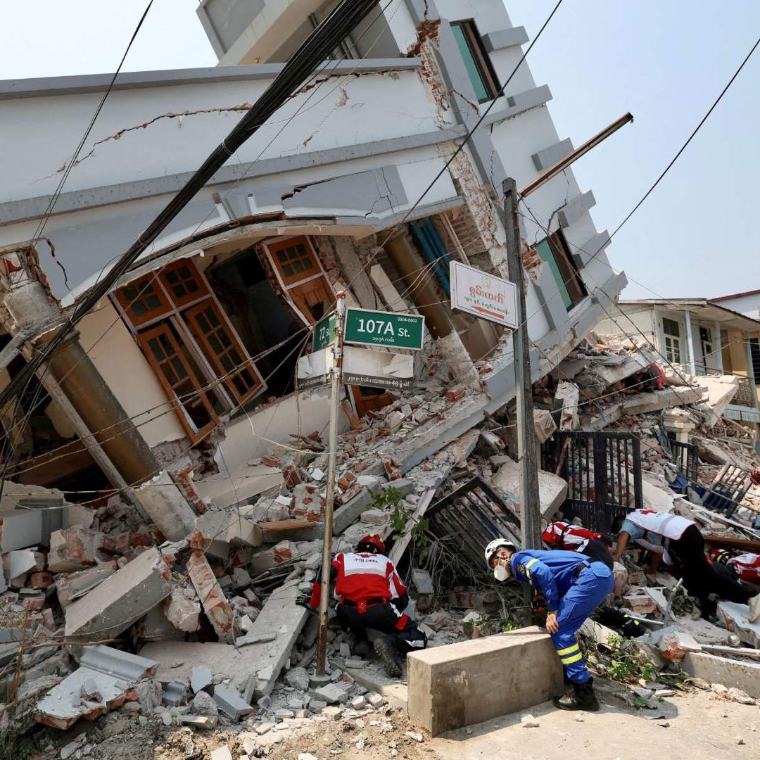 Rescatistas y paramédicos de la Cruz Roja de China apoyan en labores de rescate en Myanmar.