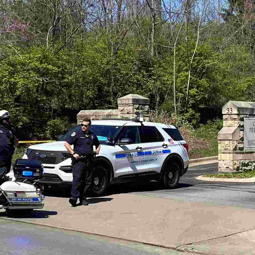Agentes de la policía de Nashville resguardan accesos a la primaria en la que hubo un tiroteo