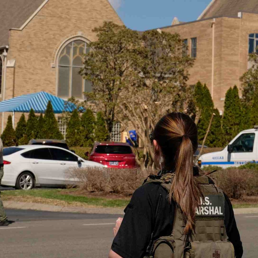 Agentes de seguridad resguardan escuela primaria de Nashville luego de un tiroteo. Foto: Reuters