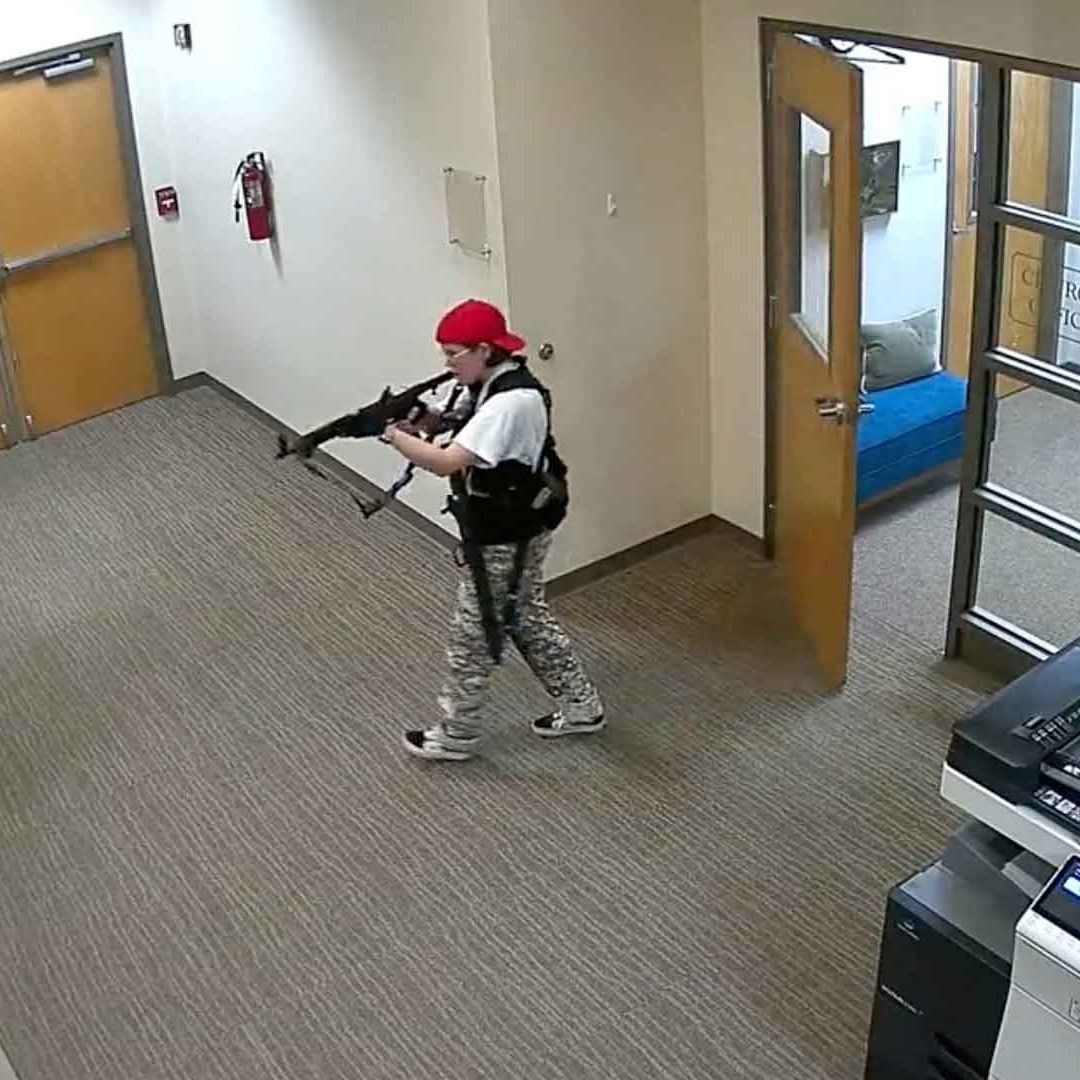 Imagen de un video de vigilancia que muestra a Audrey Hale armada en la escuela The Covenant en Nashville, EUA