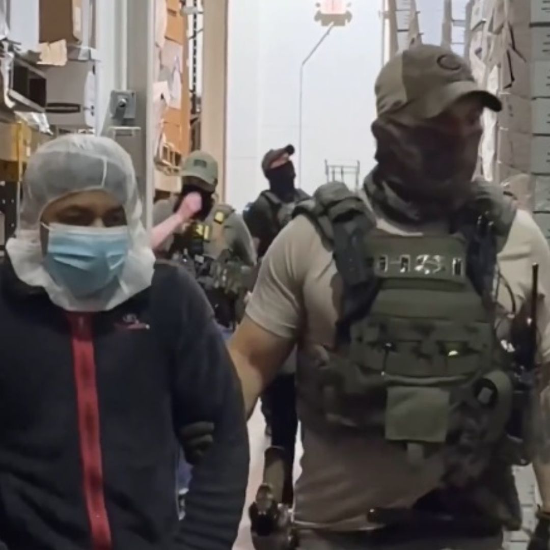 Servicio de Control de Inmigración y Aduanas de Estados Unidos (ICE) detuvo a decenas de personas en una empresa procesadora de carne. Foto: N+