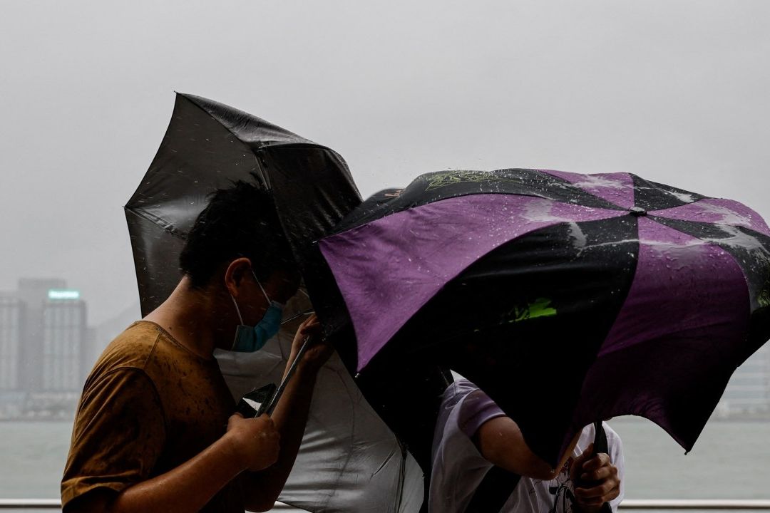 Supertifón Saola se acerca peligrosamente a Hong Kong, donde se activó la alerta máxima