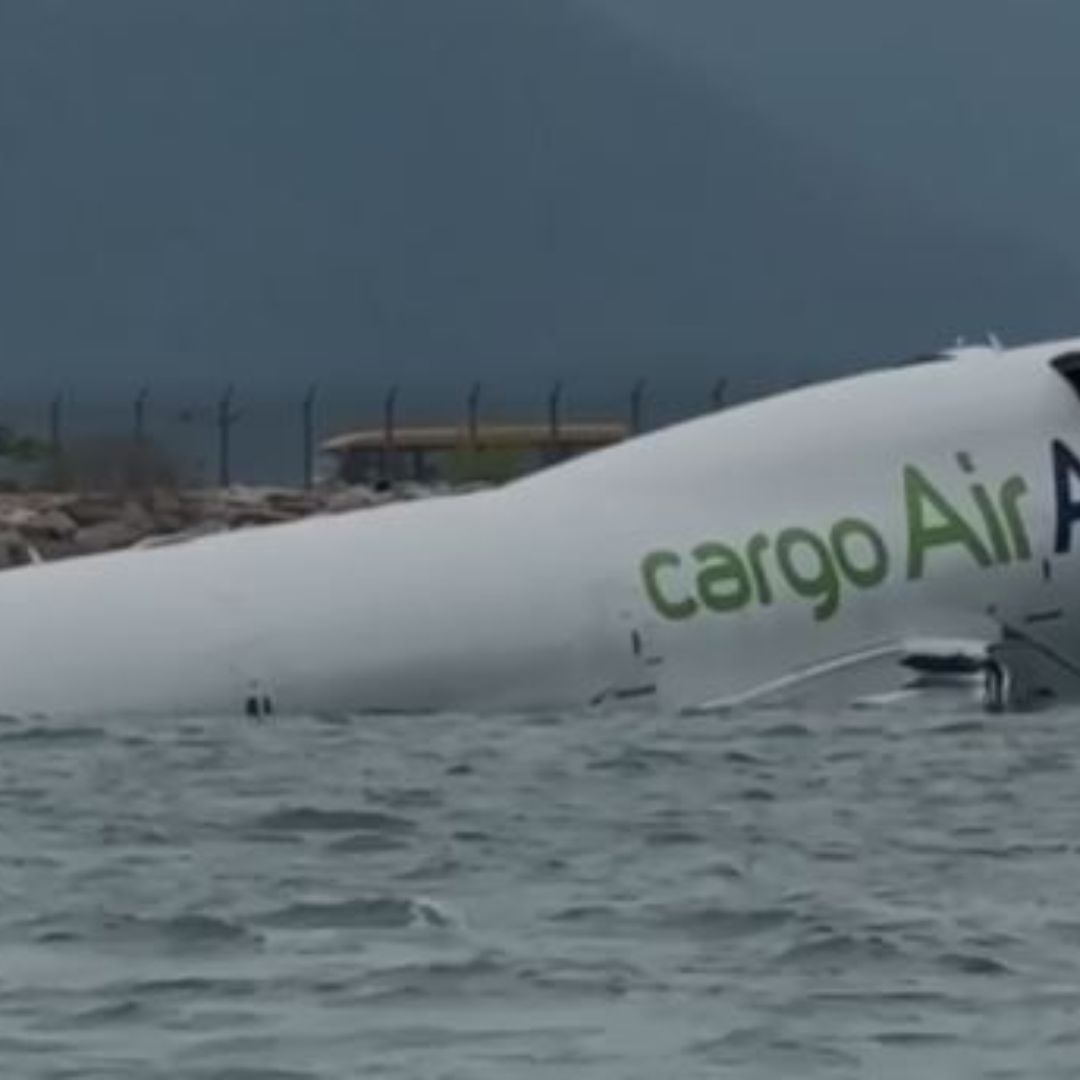 Dos personas del personal en tierra del aeropuerto fallecieron.