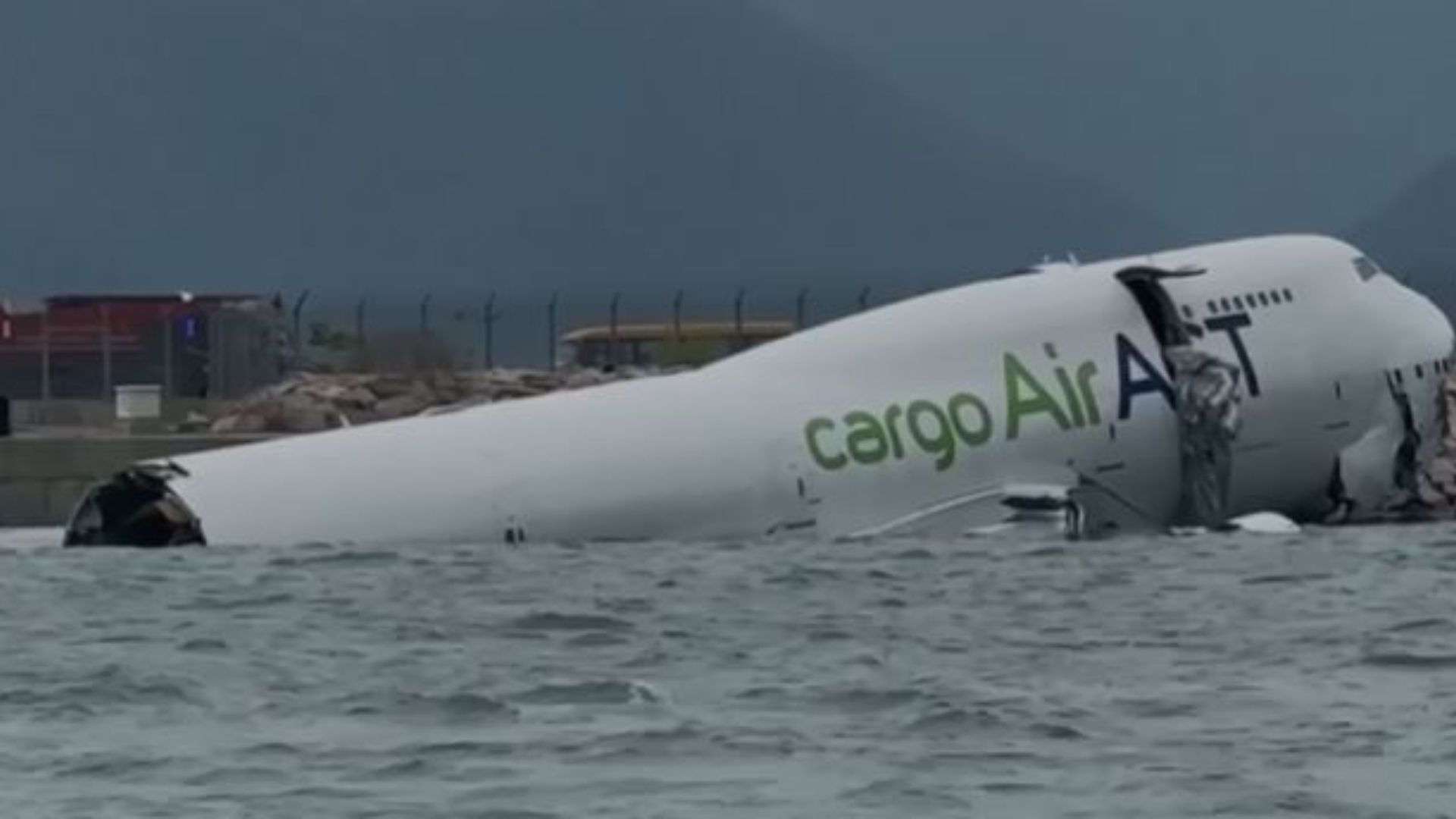 Dos personas del personal en tierra del aeropuerto fallecieron.